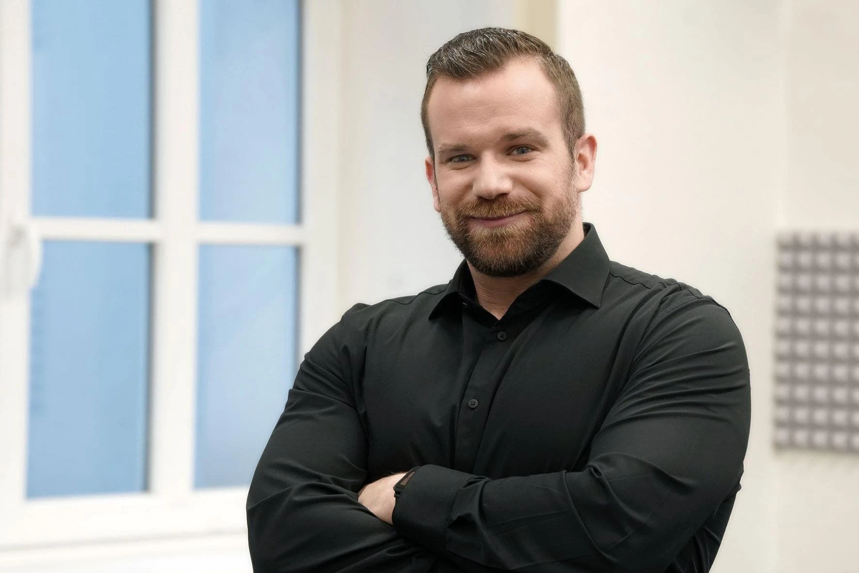 Domácí násilí nejsou jen facky. Zpozorněte, když kontroluje, s kým se stýkáte