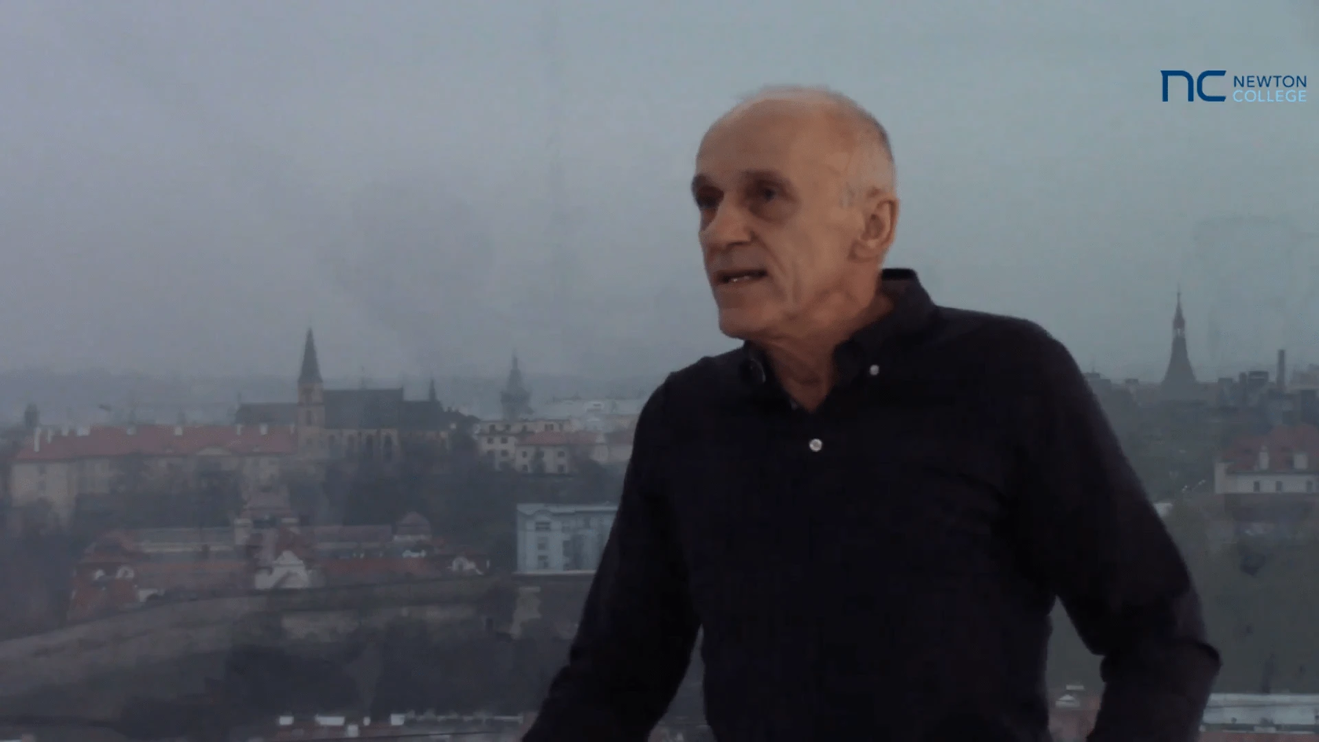 I miliardář musí občas do montérek