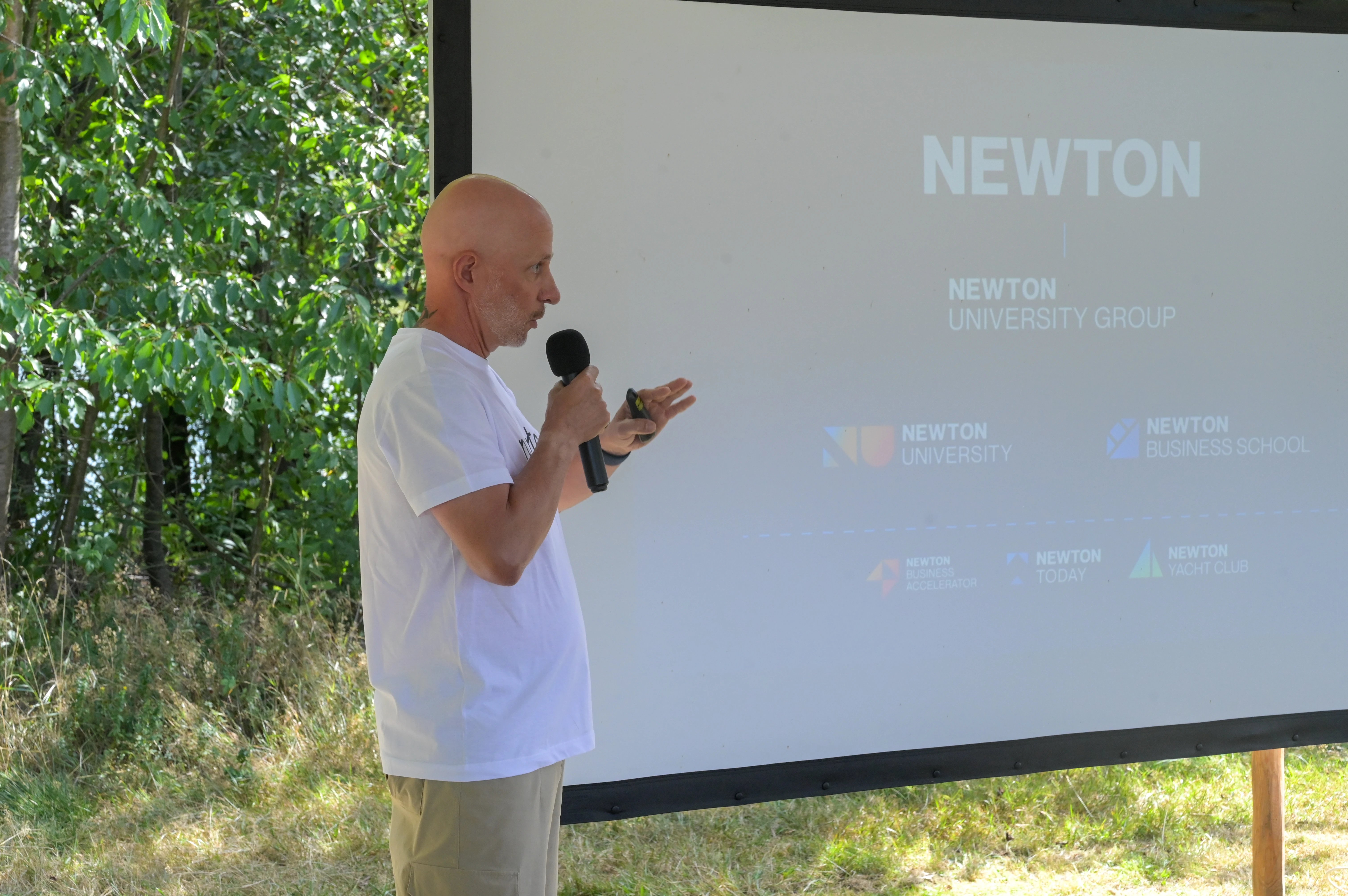 Kam míří NEWTON a proč je v centru všeho člověk