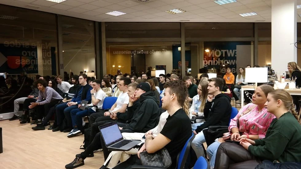 Jak zlepšit prezentační dovednosti: naučte se mlčet a stát rovně