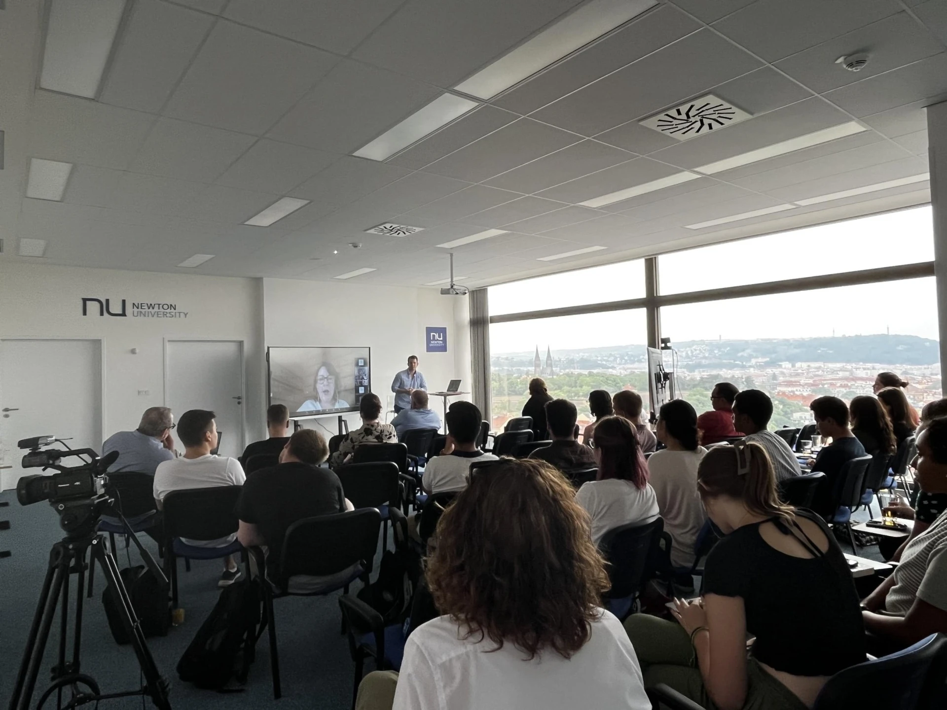 Mezinárodní stipendisti diskutovali na téma „eroze demokracie“