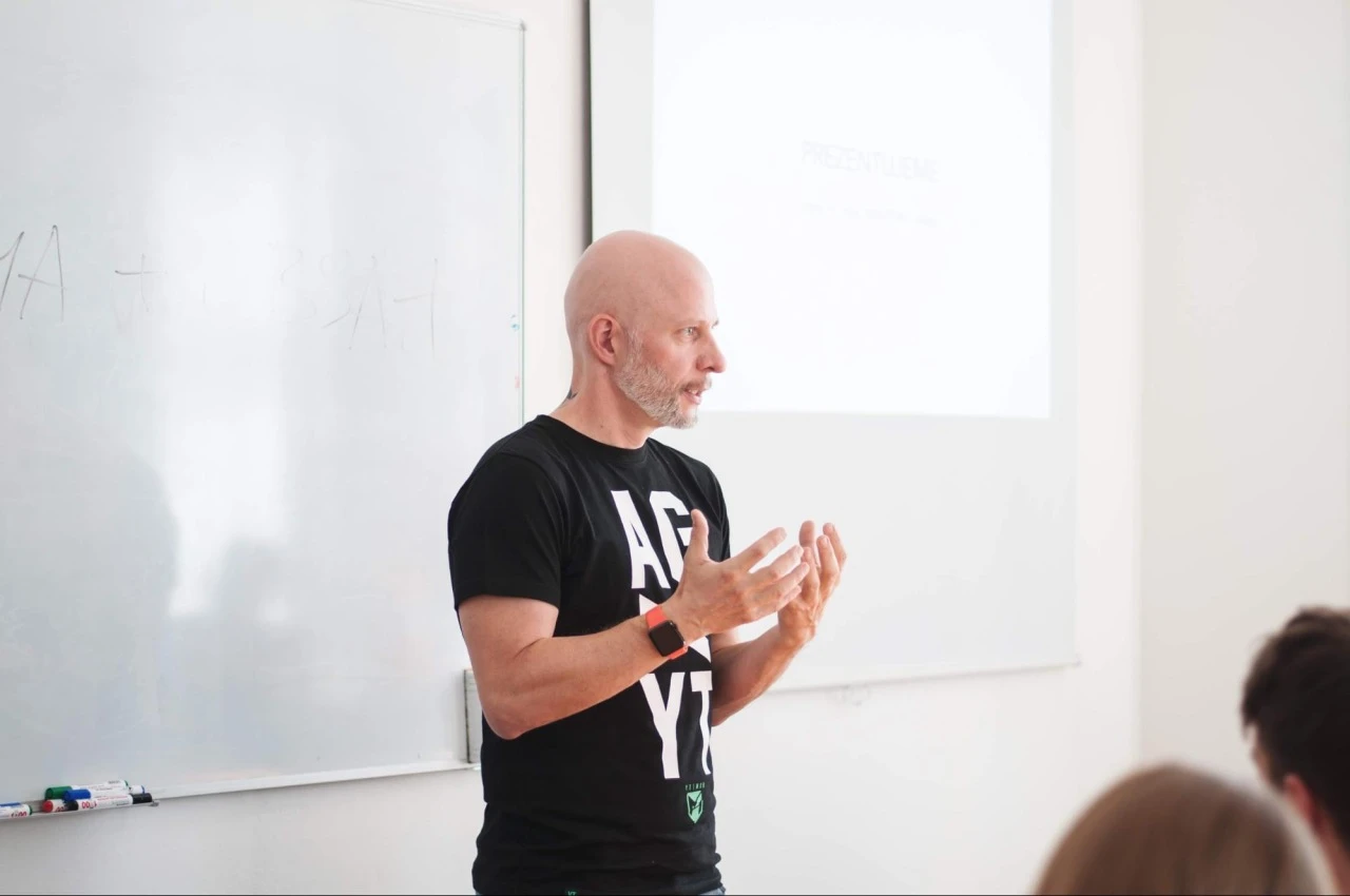 Defenzivní a ofenzivní gesta: zlepšete se při prezentování