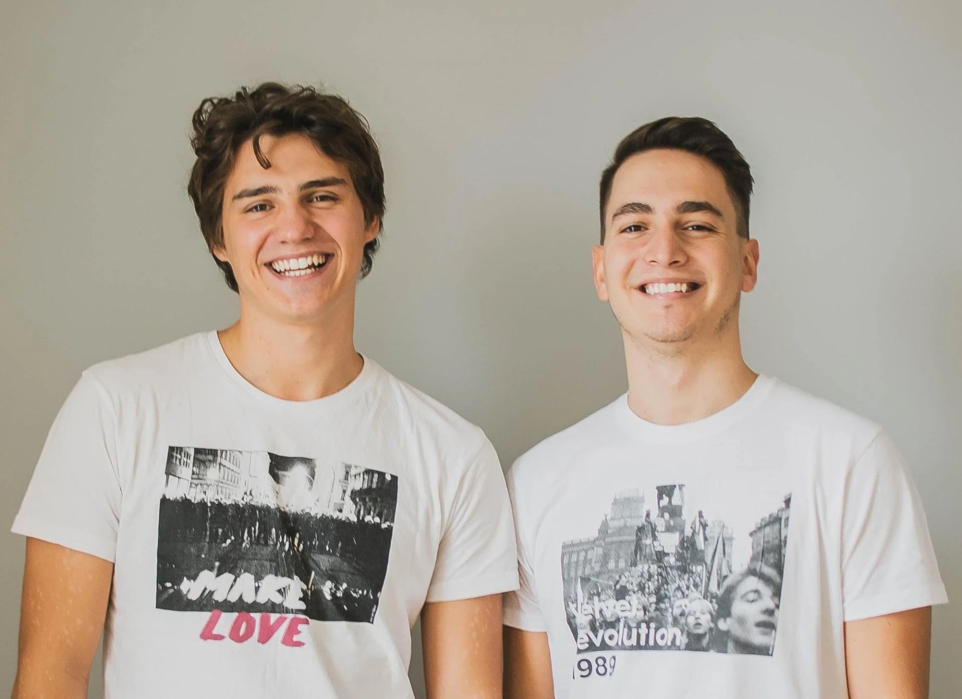 Studenti Michael Topinka a Šimon Weiss vyrábějí trička, kterými připomínají české dějiny