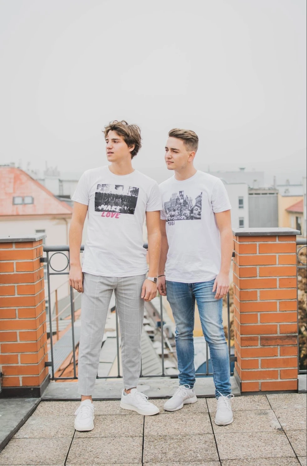 Studenti Michael Topinka a Šimon Weiss vyrábějí trička, kterými připomínají české dějiny