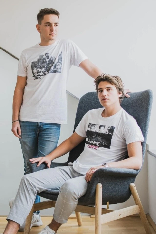 Studenti Michael Topinka a Šimon Weiss vyrábějí trička, kterými připomínají české dějiny