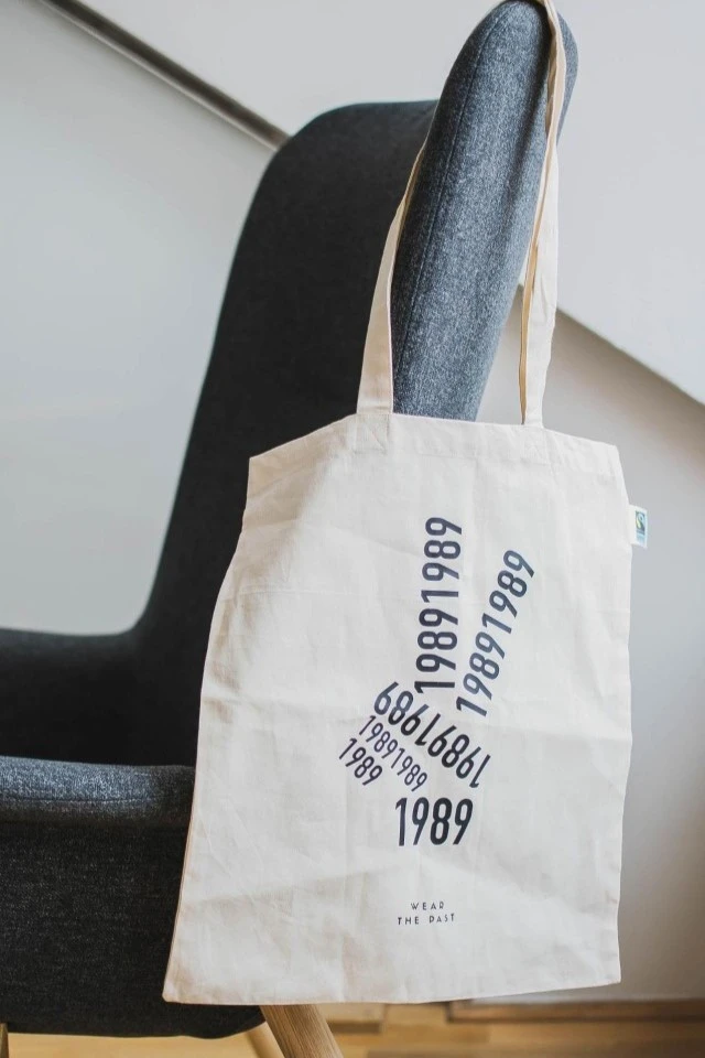 Studenti Michael Topinka a Šimon Weiss vyrábějí trička, kterými připomínají české dějiny