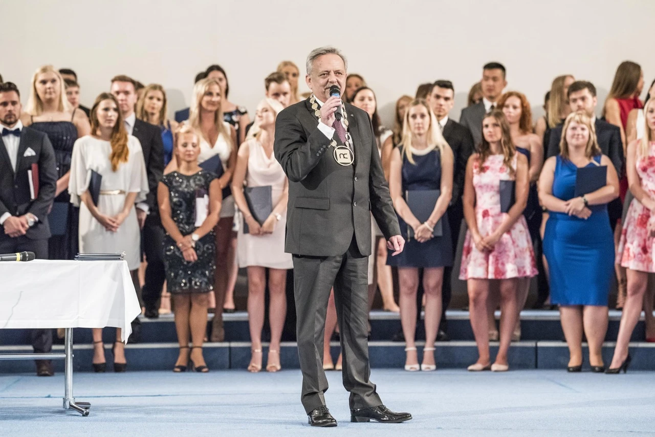 Jen diplom úspěch nezajistí, říká rektor Jan Mojžíš